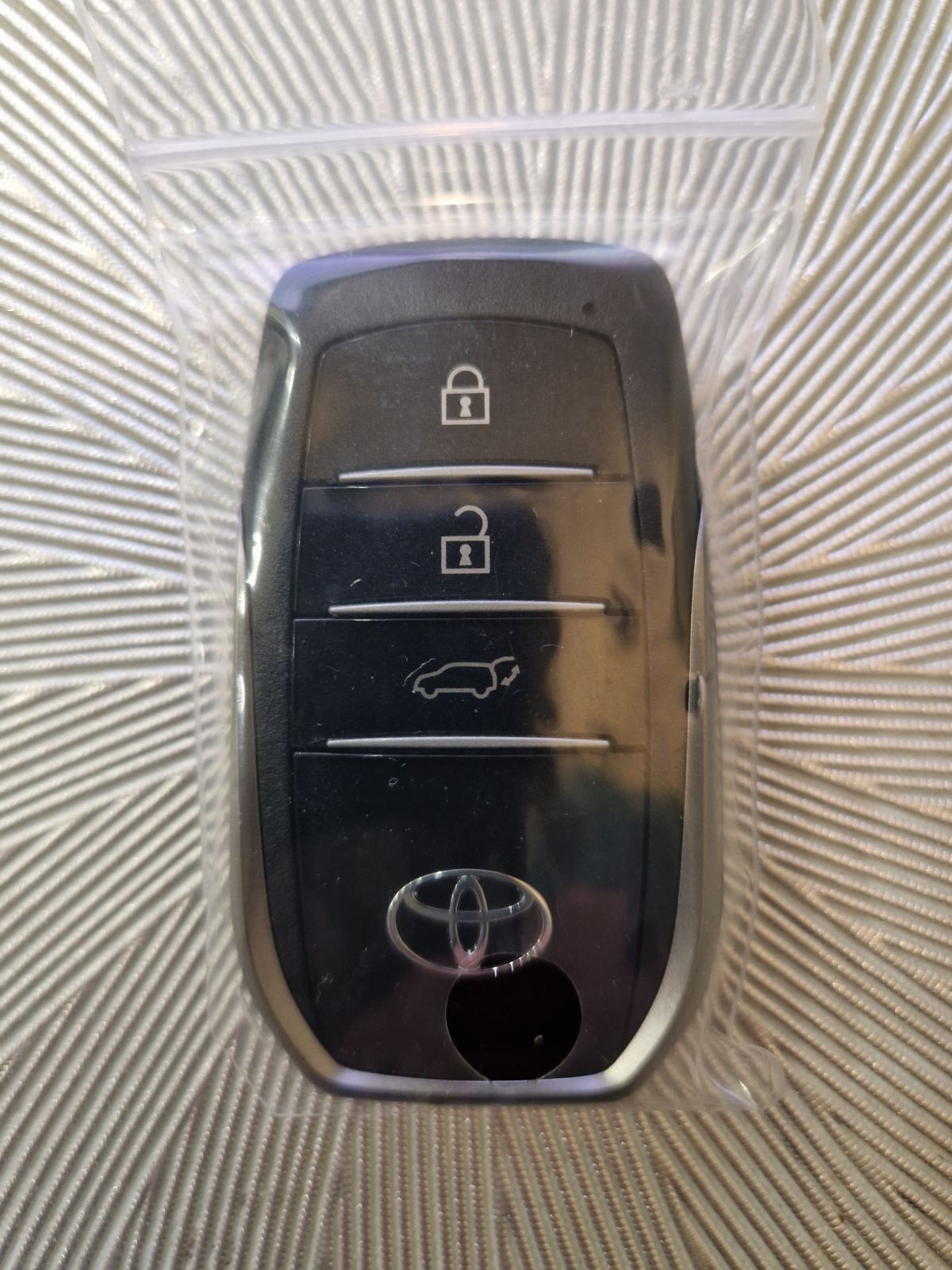 Ключ Toyota B3N2K2R Land Cruiser 300 GR 2022-2024, smartkey 8990H-60400 3 кнопки, Toyota H chip P1: BA, для рынка EU, original