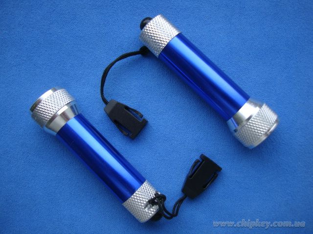 Фонарик с тремя светодиодами, длина 7см с шнурком 56см и карабинчиком